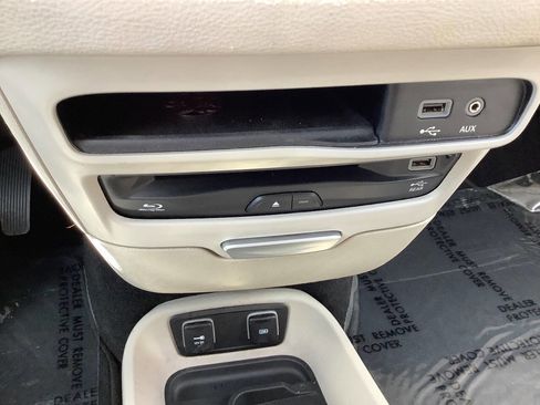 Used 2017 Chrysler Pacifica Limited FWD image 49