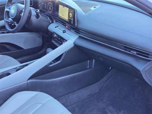 Used 2025 Hyundai Elantra Limited image 25