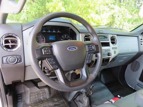 Used 2022 Ford F750 2WD Regular Cab Super Duty image 4