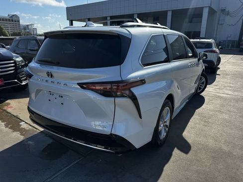Used 2026 Toyota Sienna Limited FWD image 5