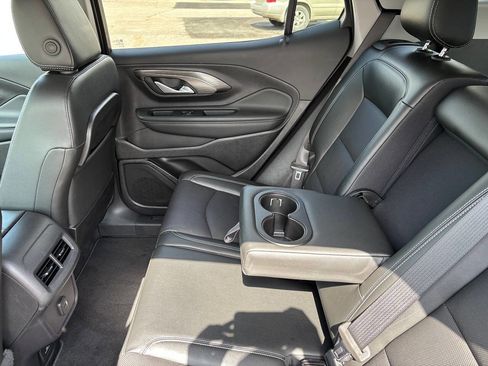 Used 2024 GMC Terrain SLT image 30