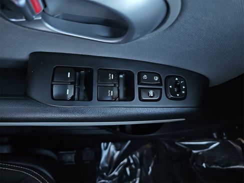 Used 2016 Kia Soul + image 28