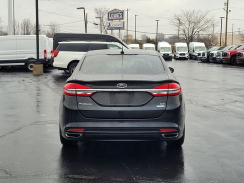 Used 2017 Ford Fusion SE w/ Fusion SE Technology Package image 5