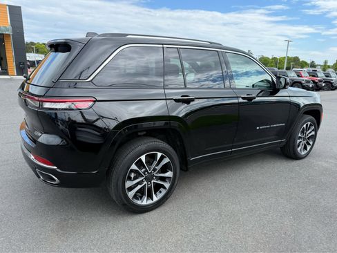 Used 2023 Jeep Grand Cherokee Overland w/ Luxury Tech Group IV AWD/4WD image 9