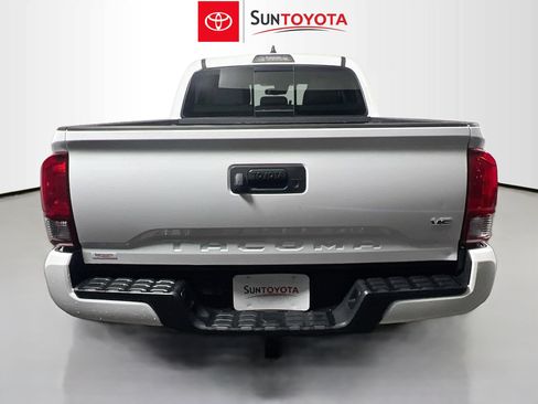 Used 2022 Toyota Tacoma SR5 w/ Technology Package image 5