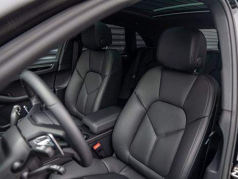 Certified 2026 Porsche Macan AWD/4WD image 5