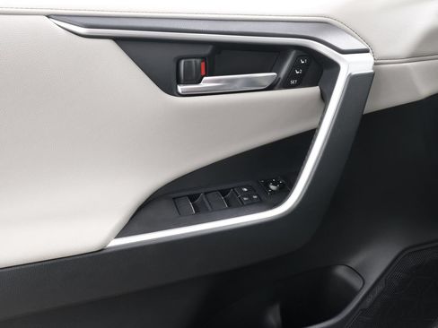 Used 2019 Toyota RAV4 Limited AWD/4WD image 25