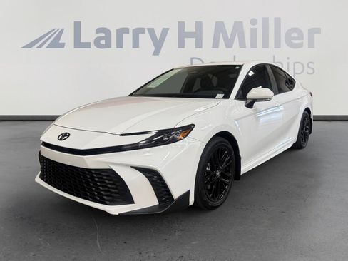 Used 2026 Toyota Camry SE image 1