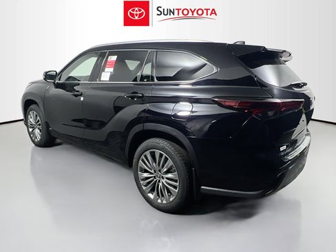 New 2026 Toyota Highlander Platinum image 6