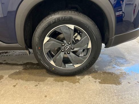 Used 2025 Nissan Rogue SV image 18