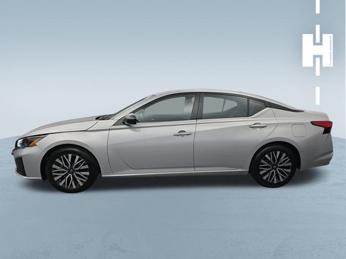 Used 2024 Nissan Altima 2.5 SV image 4