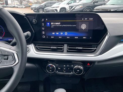 Used 2025 Chevrolet Trax LT w/ LT Convenience Package image 7