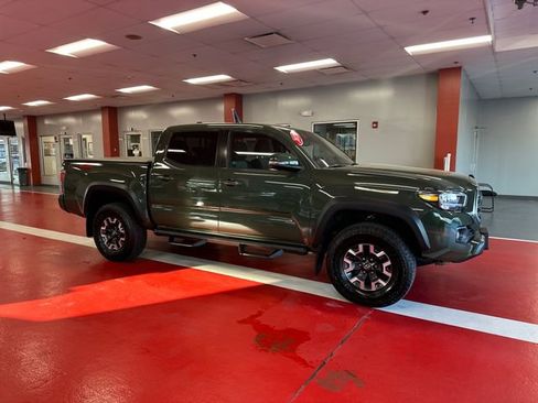 Certified 2022 Toyota Tacoma TRD Off-Road w/ Technology Package AWD/4WD image 3