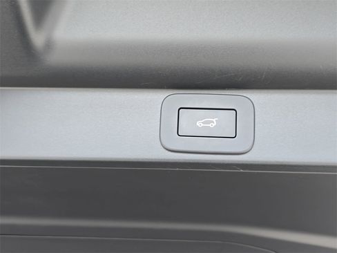 Certified 2025 Land Rover Range Rover SE image 13