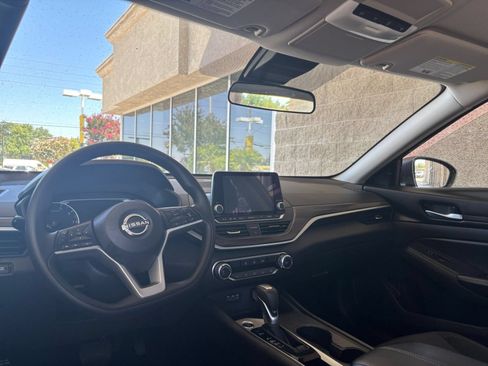 Used 2025 Nissan Altima 2.5 SV FWD image 30