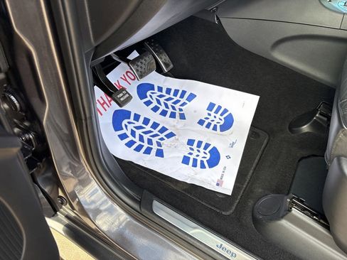 Used 2020 Jeep Grand Cherokee Limited image 16