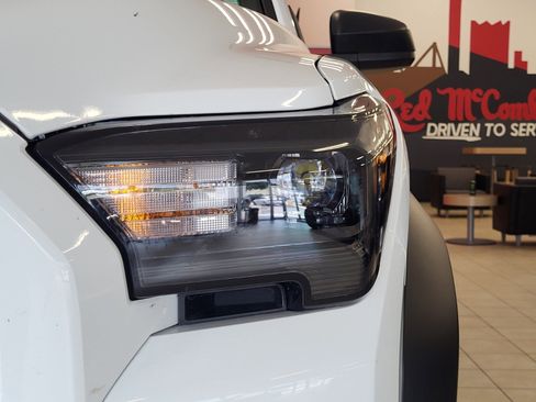 Used 2025 Toyota 4Runner SR5 AWD/4WD image 8