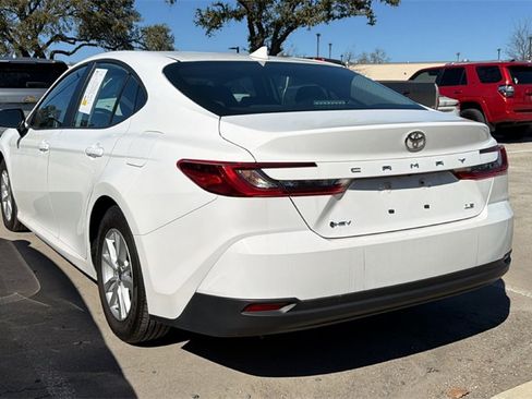 Used 2025 Toyota Camry LE image 7