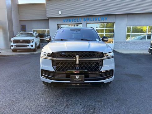 Used 2025 Lincoln Navigator L Reserve w/ Jet Appearance Package image 3