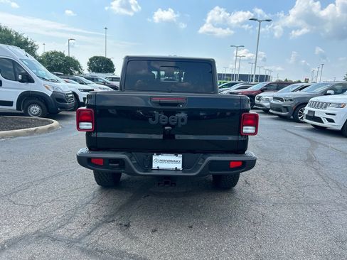 Used 2025 Jeep Gladiator Sport w/ Premium Package AWD/4WD image 4