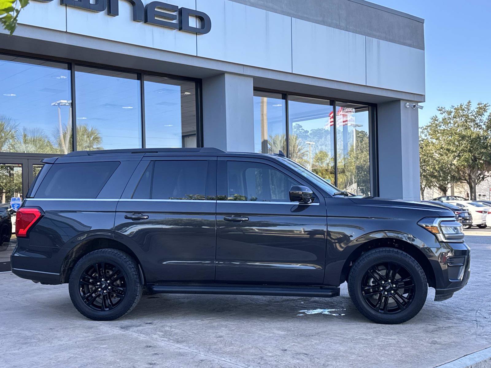 Used 2024 Ford Expedition XLT RWD image 2