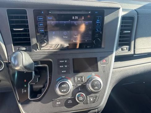Used 2017 Toyota Sienna SE FWD image 7