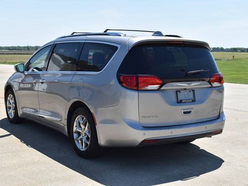 Used 2019 Chrysler Pacifica Limited FWD image 5