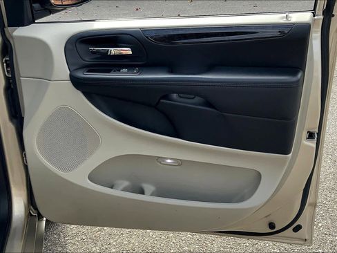 Used 2015 Dodge Grand Caravan SXT w/ Rear Park Assist Package image 21