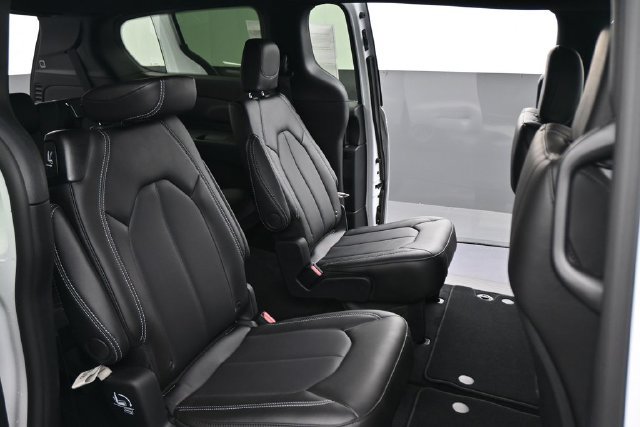 New 2027 Chrysler Pacifica Select AWD/4WD image 21