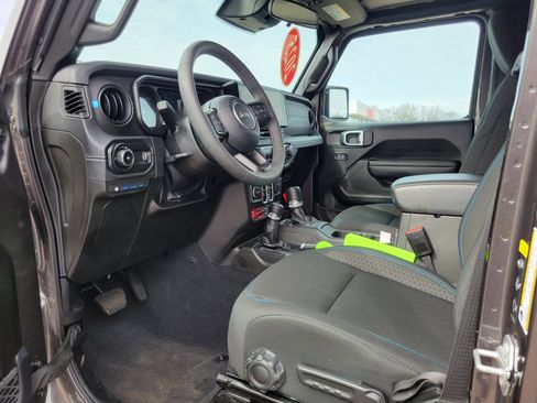 Used 2025 Jeep Wrangler Unlimited Rubicon 4xe w/ Convenience Group image 7