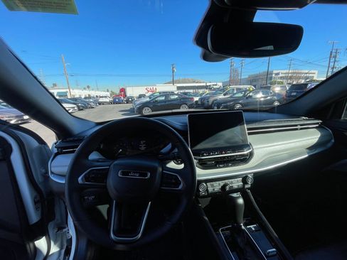 Used 2025 Jeep Compass Limited image 33