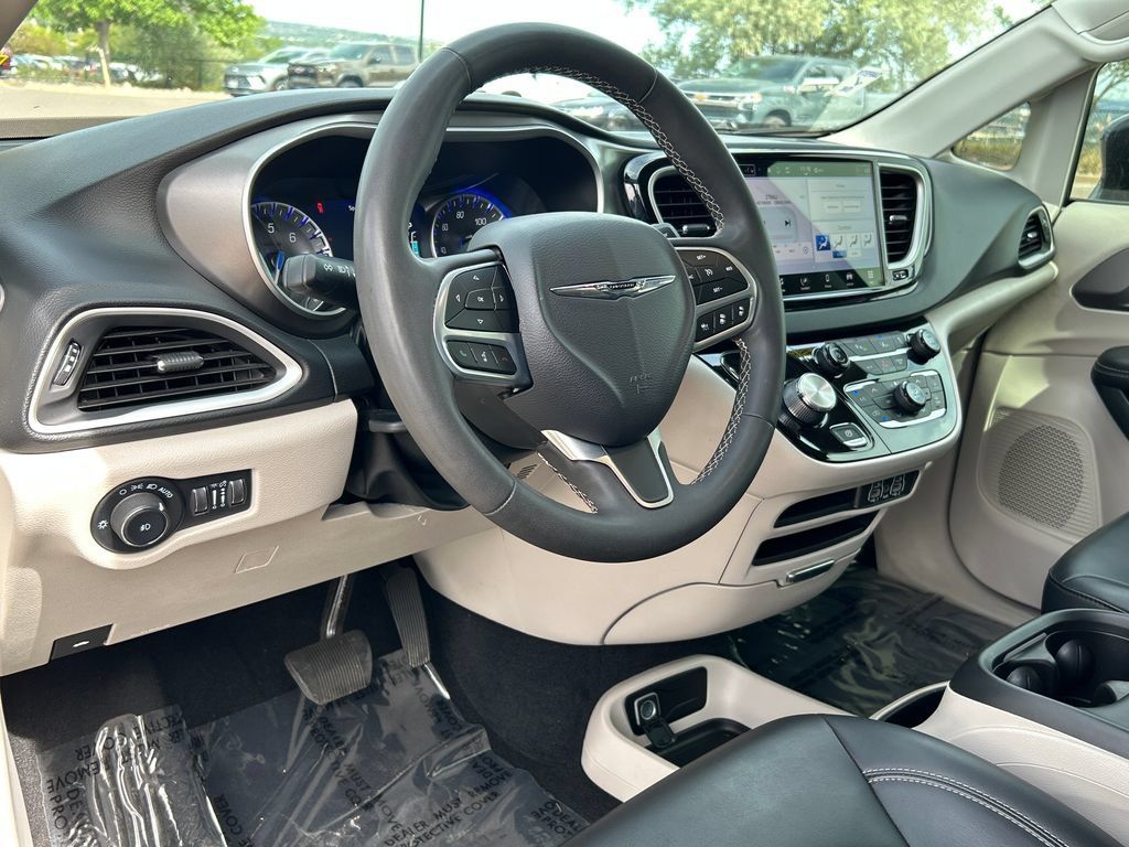 Used 2024 Chrysler Pacifica Touring-L FWD image 8