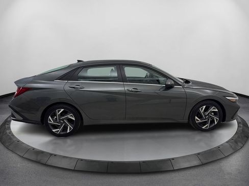 Used 2025 Hyundai Elantra SEL FWD image 4