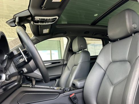 Certified 2023 Porsche Macan image 5