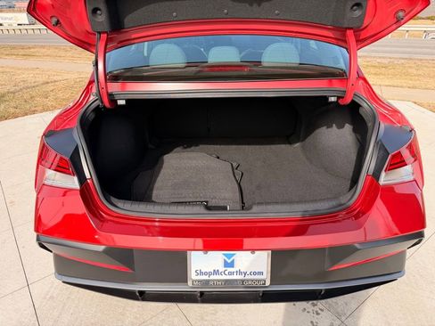 Used 2025 Hyundai Elantra Limited image 32