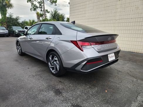 Used 2025 Hyundai Elantra Sport FWD image 3