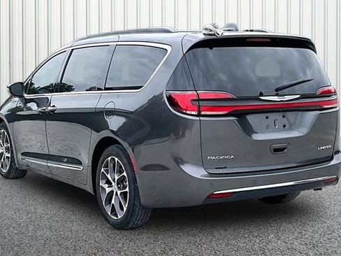 Used 2022 Chrysler Pacifica Limited w/ Uconnect Theater Family Group FWD image 11
