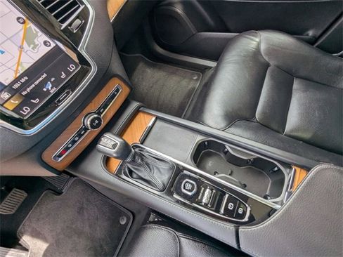 Used 2021 Volvo XC90 T6 Momentum w/ Advanced Package image 20