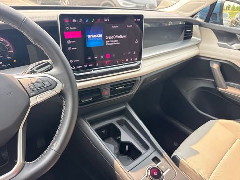 Used 2025 Volkswagen Tiguan SE w/ Panoramic Sunroof Package AWD/4WD image 18