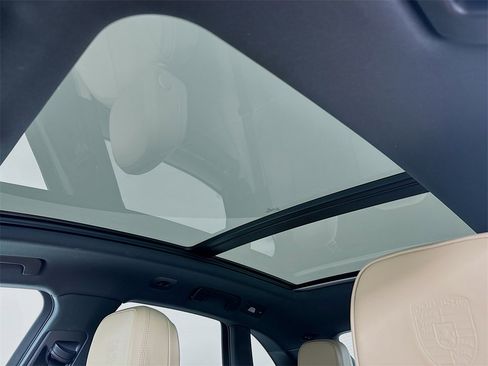 Certified 2025 Porsche Macan image 24