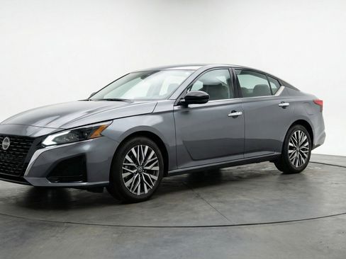 Used 2025 Nissan Altima 2.5 SV image 3
