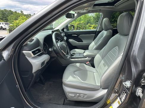 Used 2023 Toyota Highlander XLE FWD image 13