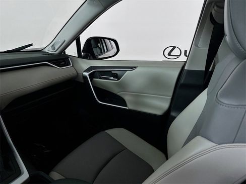 Used 2021 Toyota RAV4 XLE Premium image 26