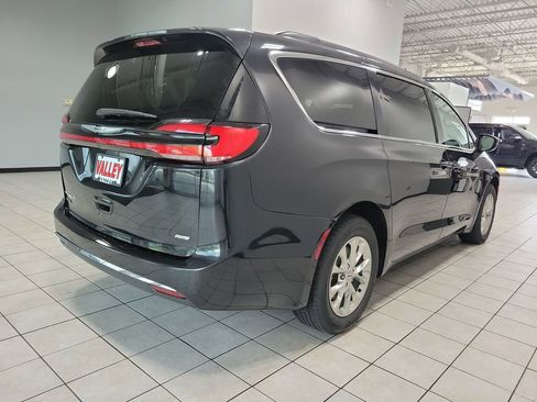 Used 2022 Chrysler Pacifica Touring-L AWD/4WD image 10