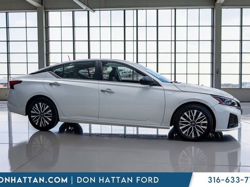 Used 2025 Nissan Altima 2.5 SV FWD image 31