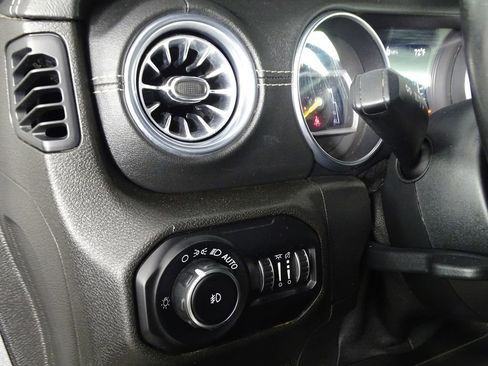 Used 2018 Jeep Wrangler Unlimited Sahara image 18