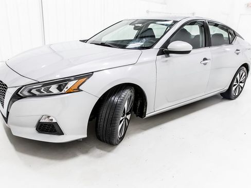 Used 2021 Nissan Altima 2.5 SV FWD image 2