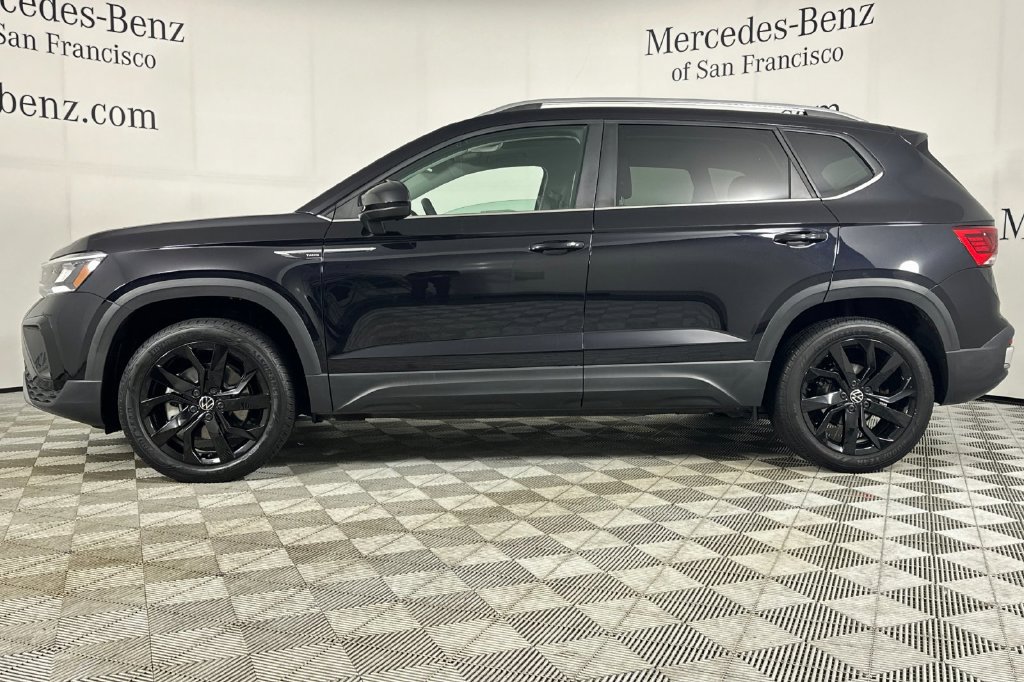 Used 2024 Volkswagen Taos SE w/ Panoramic Sunroof Package FWD image 8