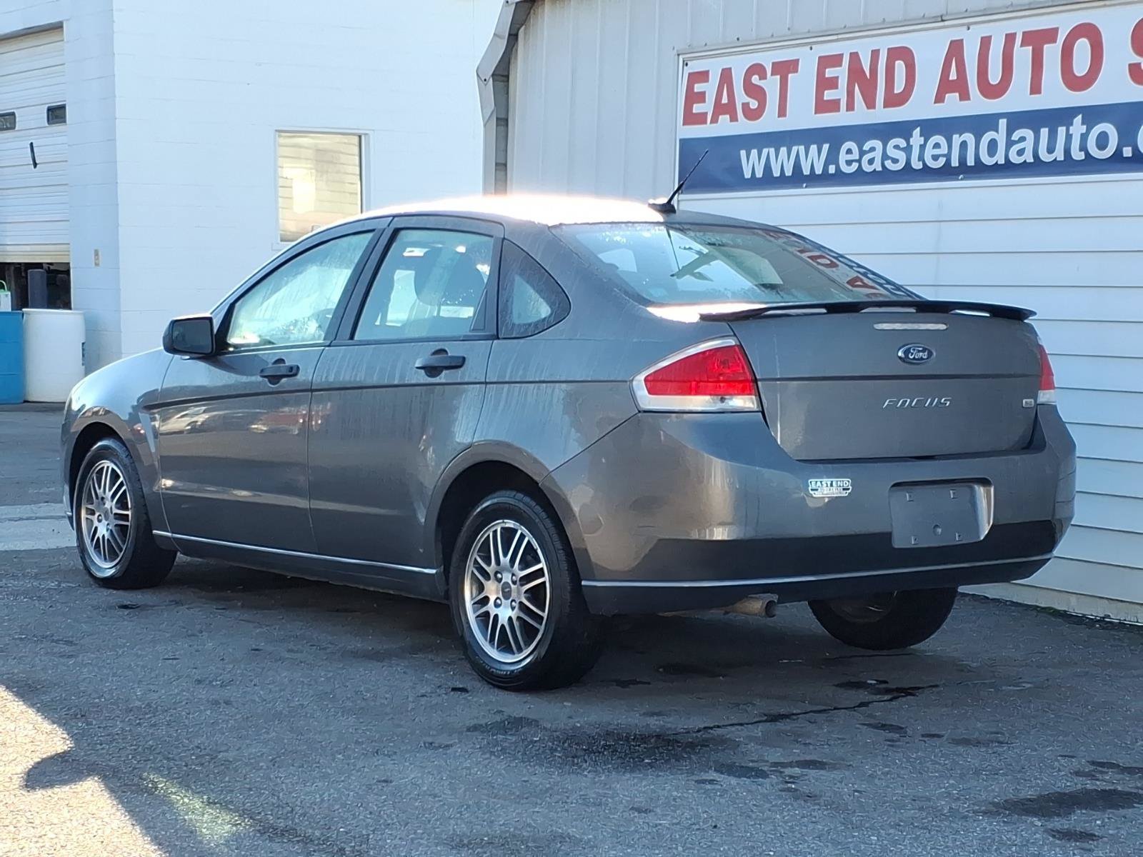 Used 2011 Ford Focus SE w/ Sedan SE Appearance Pkg FWD image 3