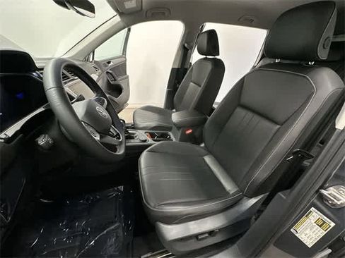 Certified 2022 Volkswagen Tiguan SE image 18